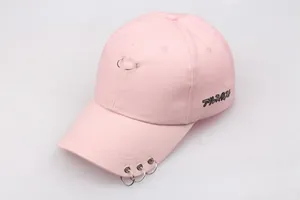 Detail der rosa Baumwoll-Baseballkappe mit silbernen Metallringen und Stickerei