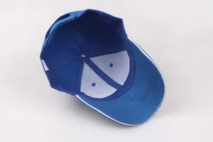 Innenansicht der blauen Baumwoll-Baseballkappe mit weißem Futter und präzisen Nähten