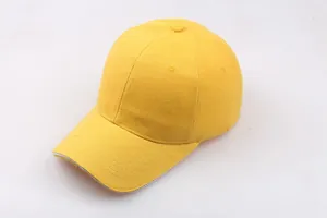 Detailansicht der gelben Baumwoll-Baseballkappe mit weißem Sandwich-Schirm und Ösen