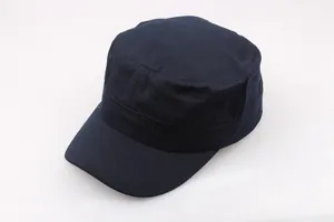 Draufsicht auf eine klassische marineblaue Armee-Mütze aus Baumwolle auf weißem Grund
