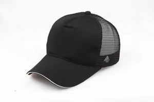 Detalle de gorra trucker negra de algodón con malla transpirable y ribete en la visera