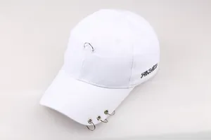 Detail der weißen Baumwoll-Baseballkappe mit silbernen Metallringen und Bestickung