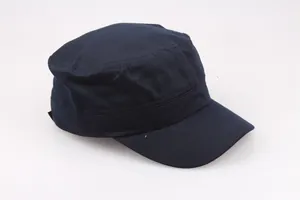 Detail einer dunkelblauen Army-Cap aus Baumwolle mit Ziernähten auf weißem Grund