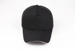 Vista frontal de gorra trucker negra con malla y detalle de visera sándwich blanca