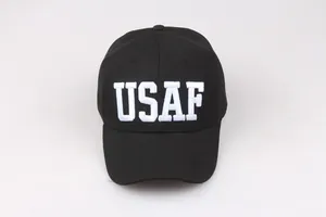 Detail der weißen USAF-Stickerei auf einer schwarzen taktischen Baseballkappe mit Nähten