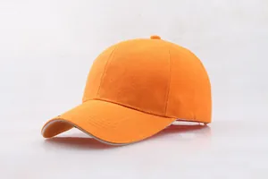 Nahaufnahme der orangefarbenen Baseballkappe mit Baumwolltwill und Belüftungsösen