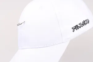 Detailansicht der weißen Canvas-Baseballkappe mit Metallring und Stickerei
