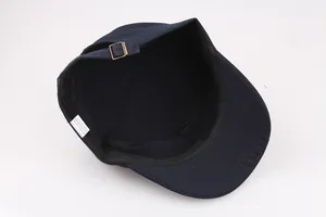 Detailansicht der dunkelblauen Flatcap mit Schweißband und verstellbarer Metallschnalle