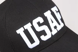Detailaufnahme der weißen 3D-Stickerei mit USAF-Logo auf einer schwarzen Baseballkappe