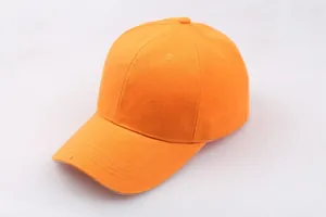 Detailansicht der leuchtend orangefarbenen Baseballkappe mit Twillstoff und Nähten