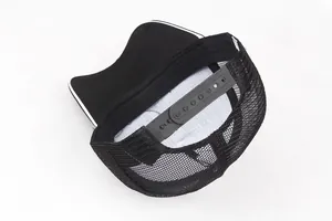 Vista detallada del cierre snapback ajustable y la malla transpirable de la gorra de algodón
