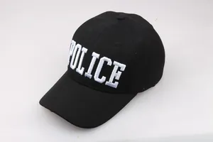 Nahaufnahme der weißen POLICE Stickerei auf einer klassischen schwarzen Baumwoll-Basecap