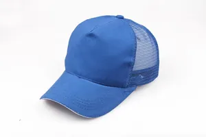 Detalle de gorra trucker azul de 5 paneles con malla transpirable y visera con pespuntes