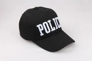 Detailaufnahme der weißen 3D-Stickerei mit POLICE-Schriftzug auf schwarzer taktischer Kappe