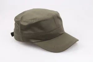 Detailansicht der armeegrünen Flatcap aus Baumwolle mit feinen Nähten und robuster Textur