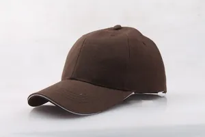 Detailaufnahme einer dunkelbraunen Baseballkappe mit weißem Sandwich-Schirm und Baumwollstoff