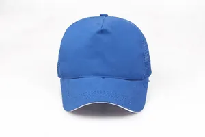 Vista detallada de la gorra trucker de algodón azul real con malla y ribete blanco