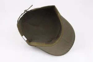 Detailansicht von oben: Armygrüne Baumwoll-Military-Cap mit Innenfutter und Metallschnalle