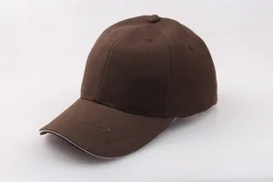 Nahaufnahme der braunen Baumwoll-Baseballkappe mit sechs Paneelen und gebogenem Schirm