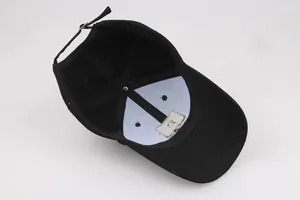 Vue intérieure de la casquette de baseball tactique noire avec structure à six panneaux