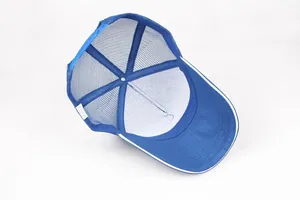 Detalle de gorra trucker de algodón azul con malla transpirable y cierre ajustable