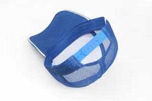 Detalle de la gorra trucker azul con malla transpirable y el cierre ajustable de plástico