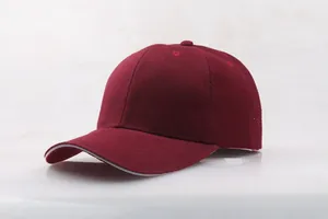 Detail der weinroten Baseballkappe mit weißem Sandwich-Schirm und 6-Panel-Baumwollköper