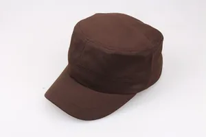 Detail der kaffeebraunen Baumwoll-Cadet-Mütze mit verstärkten Nähten am Schirm