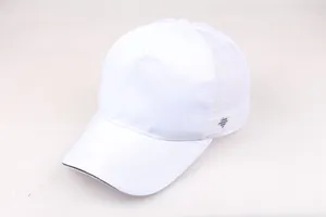 Detalle de gorra trucker de algodón blanco con malla transpirable y borde de visera en negro