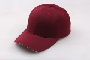 Nahaufnahme der weinroten Baumwoll-Basecap mit Twill-Struktur und Belüftungslöchern