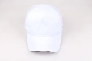 Vista superior de gorra trucker de algodón blanco con malla y borde de visera negro