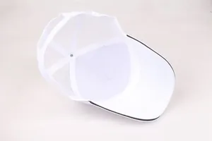 Detalle de gorra trucker de malla blanca transpirable con borde negro y diseño de 6 paneles