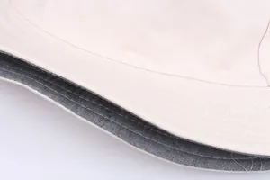 Detail eines Anglerhutes aus Baumwolle mit verstärkten Nähten und zweifarbigem Rand
