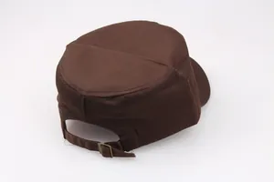Rückansicht der dunkelbraunen Militärmütze aus Baumwolle mit verstellbarem Metallschnallenband