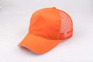 Detalle de gorra trucker naranja con malla transpirable y costuras en la visera