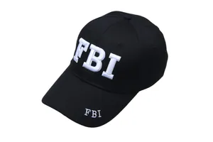 Detailaufnahme der 3D-FBI-Stickerei auf der schwarzen taktischen Baseballkappe