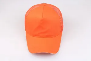 Detalle de gorra trucker naranja brillante con malla transpirable y costuras decorativas
