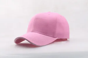 Detailansicht der rosa Baumwoll-Basecap mit weißer Kontrastlinie am gebogenen Schirm