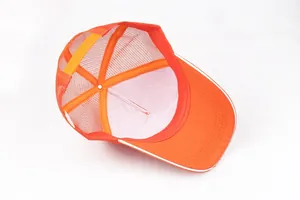 Detalle de gorra trucker naranja con malla transpirable y cierre snapback ajustable