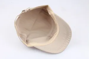 Innenansicht der Khaki-Kappe mit Schweißband und verstellbarem Metallschnallenriemen