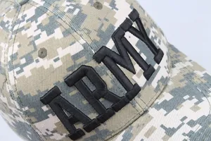 Détail de la broderie noire ARMY et du motif camouflage numérique sur la casquette