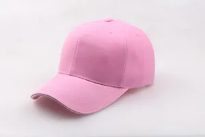 Detail einer rosa Baumwoll-Baseballkappe mit Stoffstruktur und gebogenem Schirm