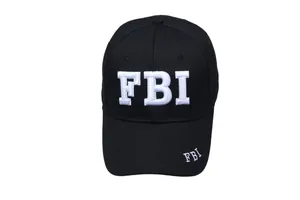 Detailaufnahme der weißen FBI-Stickerei auf der schwarzen Tactical Baseball-Cap aus Baumwolle