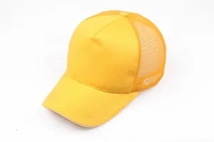 Detalle del frente de algodón amarillo y la malla transpirable trasera de la gorra trucker