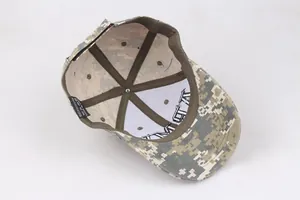 Détail de l'intérieur de la casquette camouflage avec doublure et étiquette 100% polyester