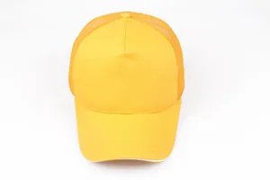 Detalle de gorra trucker amarilla con malla transpirable y visera curva con raya