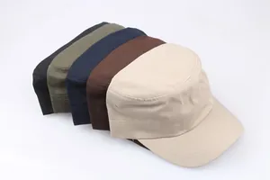 Detail von fünf Baumwoll-Military-Caps in Farben wie Schwarz, Navy und Armeegrün