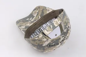 Vue de dessus d'une casquette camouflage avec broderie noire Commander In Chief et doublure