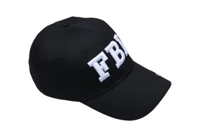 Detailaufnahme der 3D-FBI-Stickerei auf einer schwarzen taktischen Baseballkappe aus Baumwolle
