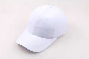 Detailansicht der weißen Baumwoll-Basecap mit hochwertigen Nähten und 6-Panel-Struktur